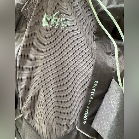 REI Co-op Women’s 2X/3X Swiftland Hydro Running Hydration Vest, Castlerock - Picture 3 of 13